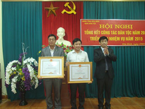Thừa ủy quyền, đồng chí Nguyễn Văn Dũng, Phó Chủ tịch UBND tỉnh trao Bằng khen của Thủ tướng Chính phủ cho các cá nhân thuộc Ban Dân tộc.